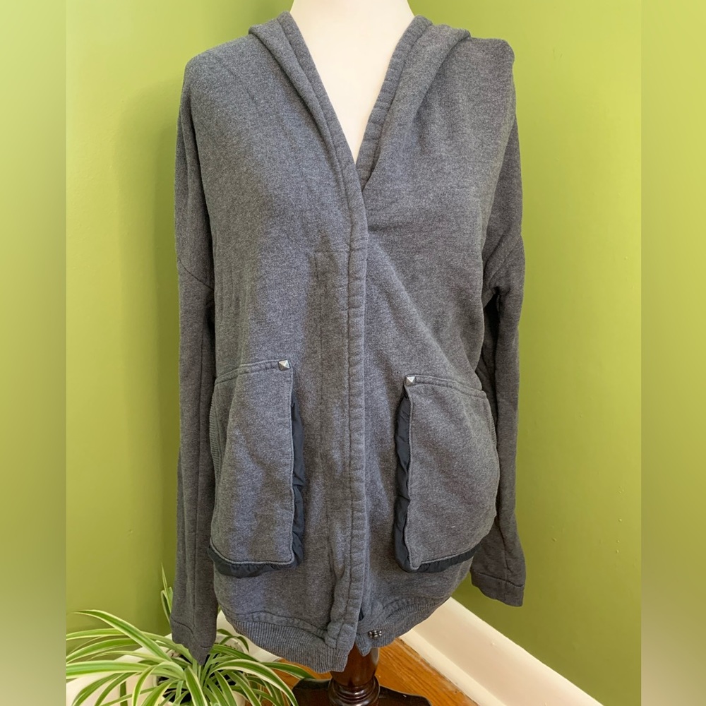 Wilfred sweatshirt, with pockets.